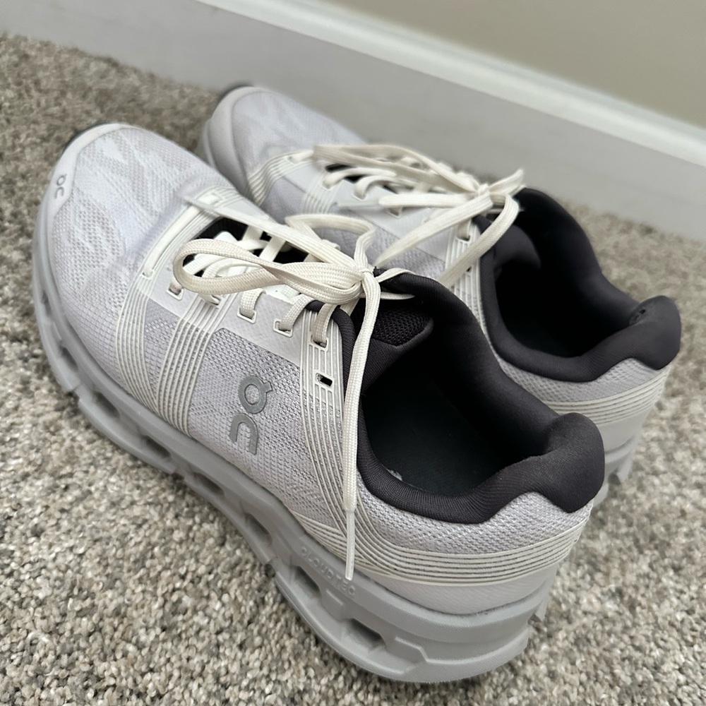 Women’s ONcloudGo White and Gray Sneakers size 8